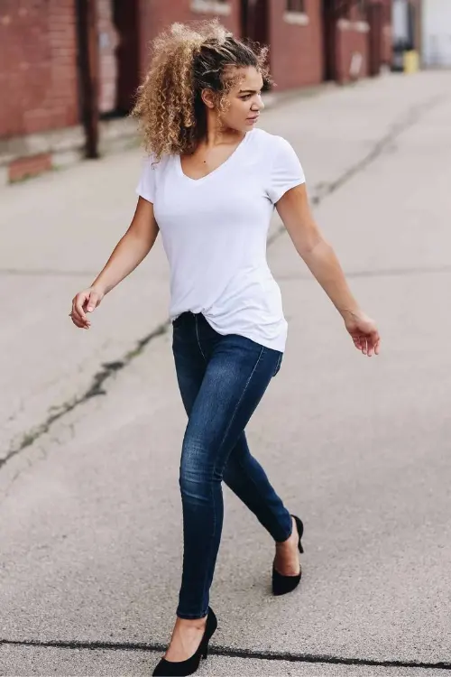 simple-t-shirt-and-jeans-combos-that-always-work